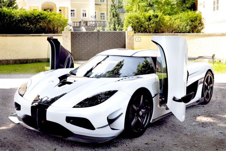  Siêu xe Koenigsegg Agera RS là 1 trong những mẫu hypercar từng giữ danh hiệu nhanh nhất thế giới, chính vì thế, không ít giới nhà giàu đam mê tốc độ đã săn lùng bằng được siêu xe triệu đô này. Đáng buồn thay, hãng siêu xe Thụy Điển chỉ cho sản xuất đúng 25 chiếc Agera RS.