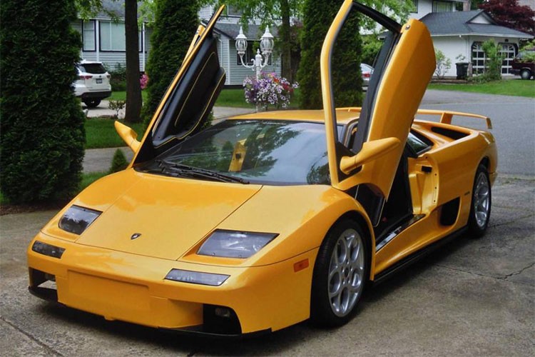 Trên thị trường, một chiếc Lamborghini Diablo sẽ có giá không dưới 200.000 USD (tương đương 4,6 tỷ đồng). Chính vì điều đó mà thông tin rao bán  siêu xe Lamborghini Diablo đời 2001 chỉ với mức giá 80.000 USD (khoảng 1,84 tỷ đồng) đã gây ngạc nhiên cho giới mê xe.