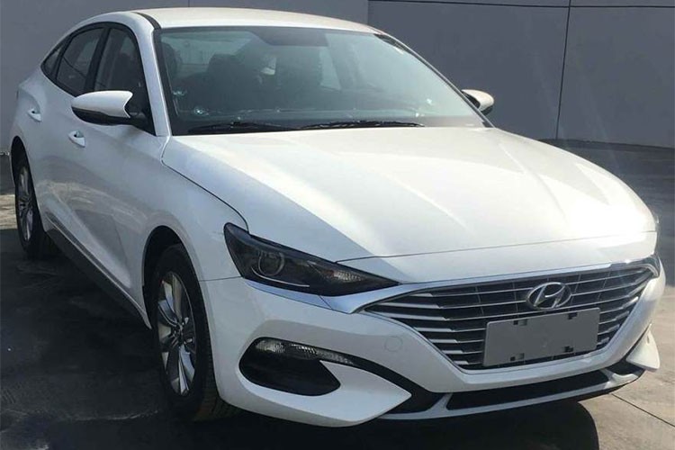 Tại triển lãm ôtô Bắc Kinh 2018 diễn ra vào tháng 4 vừa qua, Hyundai đã vén màn mẫu sedan Lafesta hoàn toàn mới. Mẫu xe này được đánh giá là sẽ cạnh tranh với Honda Civic tại thị trường Trung Quốc. Mới đây, những hình ảnh của  Hyundai Lafesta 2019 bản thương mại cũng đã lộ diện.