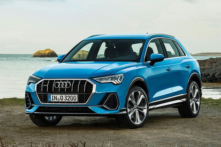 Ở phiên bản của mẫu Audi Q3 đang lưu hành hiện tại đã được giới thiệu từ năm 2011. Điều này càng thúc đẩy cho hãng xe Đức ra mắt  Audi Q3 thế hệ mới để có thể cạnh tranh với các đối thủ đồng hương. Chính vì vậy, Q3 bản 2019 đã sẵn sàng để cạnh tranh với Mercedes GLA và BMW X1.