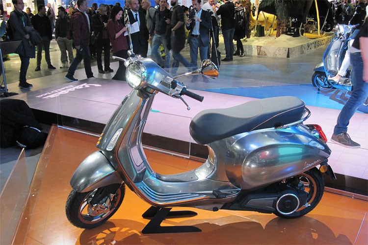 Được giới thiệu lần đầu tiên tại EICMA 2016, mẫu xe ga  Vespa Elettrica chạy điện từng được Piaggio Việt Nam đưa về trưng bày tại triển lãm VMCS 2017. Theo Piaggio, Elettrica chính là tương lai của việc di chuyển cá nhân trong thành phố, dành cho những người không chịu được sự ô nhiễm gây ra bởi động cơ đốt trong.