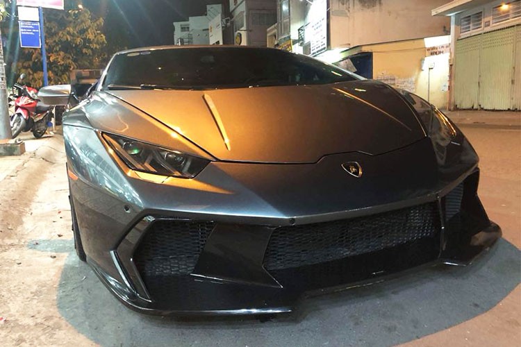  Siêu xe Lamborghini Huracan LP610-4 độ "khủng" nhất Việt Nam sau khi được chủ nhân trả về ngoại thất "zin" đã khiến không ít người mê xe bất ngờ. Trước đó, bản độ body kit Novara Edizione bằng sợi carbon của "siêu bò" Huracan LP610-4 màu cam này đã tốn không ít công sức của ông chủ công ty nhập khẩu siêu xe đình đám tại quận 5, TP HCM.