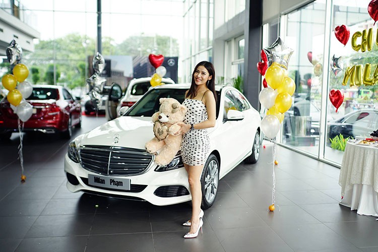 Hotgirl Milan Phạm, tên thật là Phạm Trà My vừa chính thức "tậu" chiếc sedan hạng sang  Mercedes-Benz C250 Exclusive mới. Chiếc xe có ngoại thất màu trắng mới cứng này được cô mua tại một showroom Mercedes-Benz chính hãng tại TP HCM với mức giá khoảng 1,728 tỷ đồng.