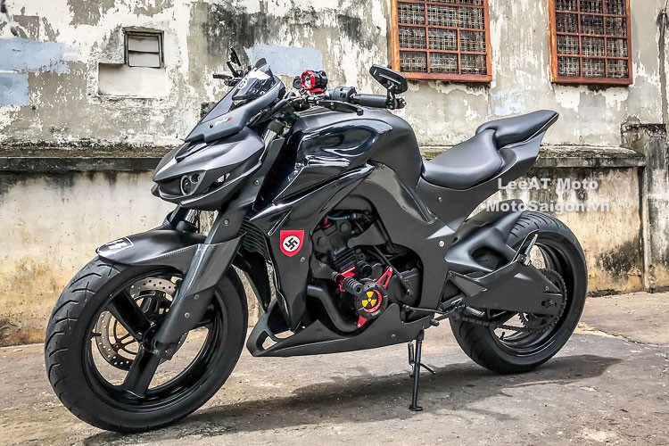 Mẫu xe  Honda Hornet 250 độ Z1000 là sản phẩm mới nhất vừa được ra lò bởi xưởng độ LeeAT Moto tại TP HCM, xưởng chuyên độ body môtô phân khối lớn được đông đảo giới yêu xe tại Việt Nam biết đến như: Ducati 899 Panigale, Honda CBR1000RR, Ninja H2, StreetFighter… 