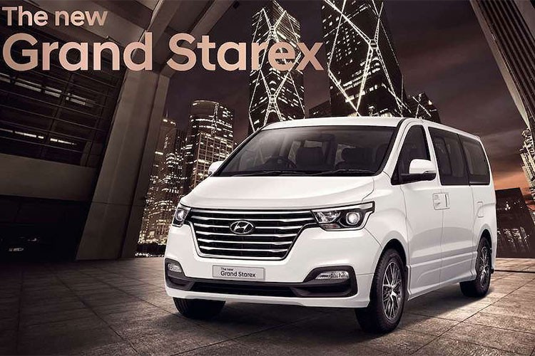 Mẫu  xe Hyundai Grand Starex 2019 vừa ra mắt tại thị trường Thái Lan, nơi khá ưa chuộng những dòng xe chở khách cỡ nhỏ. So với phiên bản Starex thường có 11 chỗ ngồi, chiếc Grand Starex mới "sang chảnh" này được hãng xe Hàn Quốc hướng tới đối tượng khách hàng là các gia đình với trang bị 3 hàng ghế sang trọng và nội thất cao cấp.