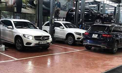 Dàn xe sang Mercedes GLC kiểm tra nước vào vi sai ở Hà Nội