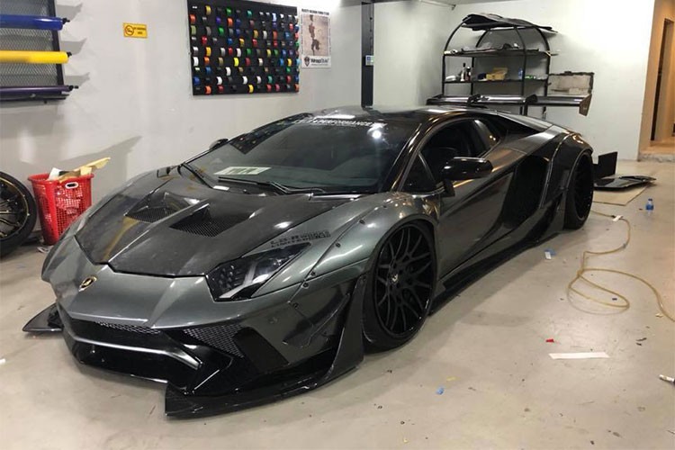 Một chiếc siêu xe Lamborghini Aventador LP700-4 của đại gia Sài thành mới đây đã được hãng độ Liberty Walk thực hiện gói độ cực kỳ công phu và hiếm có trên thế giới. Đáng chú ý, mẫu siêu xe này đã được những người thợ của hãng độ đình đam thế giới là Liberty Walk bay từ Nhật Bản qua Việt Nam để độ lại theo ý của chủ nhân.