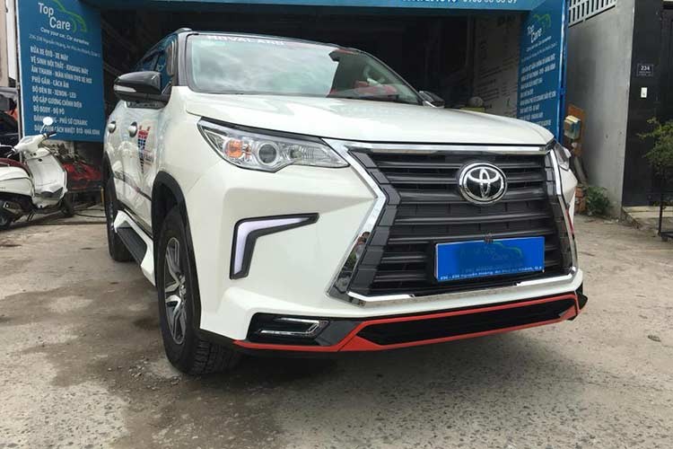 Gói  Toyota Fortuner độ Lexus này chủ yếu thay đổi kiểu dáng của phần cản trước của chiếc xe SUV này, khi thay thế hoàn toàn thì Fortuner sẽ có kiểu lưới tản nhiệt hình con suôt giống với chiếc xe sang Lexus LX570, cụm lưới tản nhiệt được mạ chrome khá sang trọng và đẹp mắt.