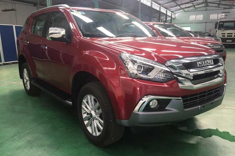 Theo hình ảnh được ghi nhận được từ nhà máy của hãng tại TP HCM thì mẫu  xe Isuzu Mu-X 2018 mới là mẫu phiên bản cải tiến với thiết kế thay đổi ở ngoại hình, giúp mang lại cái nhìn hiện đại hơn cho mẫu SUV đối thủ của Toyota Fortuner. Ở bản cập nhật, xe vẫn giữ nguyên kích thước tổng thể lần lượt là dài 4.825 mm, rộng 1.860 mm và cao 1.840 mm.