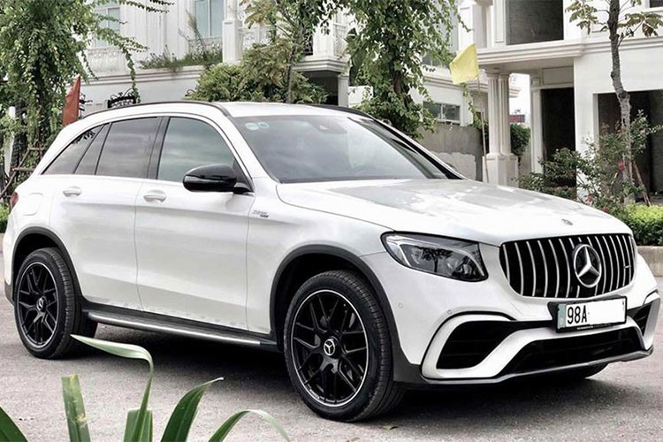 Một chủ xe Mercedes-Benz GLC 250 ở Bắc Giang mới đây đã quyết định chi mạnh tay để nâng cấp chiếc GLC 250 của mình bằng việc thay thế toàn bộ ngoại hình bên ngoài sang phiên bản GLC 63 bằng bộ bodykit hàng thửa, đi kèm là bộ mâm xe hàng hiệu AMG kích thước 20 inch.