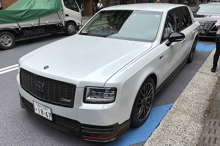 Mẫu  xe sang Toyota Century ra đời từ năm 1967 - đây là dòng sedan đầu bảng của thương hiệu xe hơi đình đám Nhật Bản. Century 2018 thế hệ thứ 3 sở hữu một thân hình to lớn với thiết kế hình dáng hộp đặc trưng của xứ sở mặt trời mọc, mang một nét quyến rũ rất riêng.