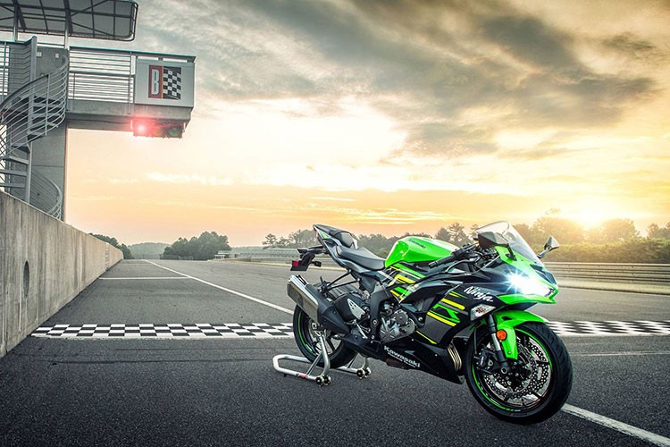 Mẫu  xe môtô Kawasaki ZX-6R là một trong những chiếc sportbike tầm trung được Kawasaki tạo ra nhằm cạnh tranh trong dòng xe 600cc, dòng xe được các hãng gọi là bản sao của những chiếc siêu xe trường đua. Ví dụ như Honda CBR600 và Yamaha YZF-R6 là các đối thủ đáng gờm của chiếc xe này.