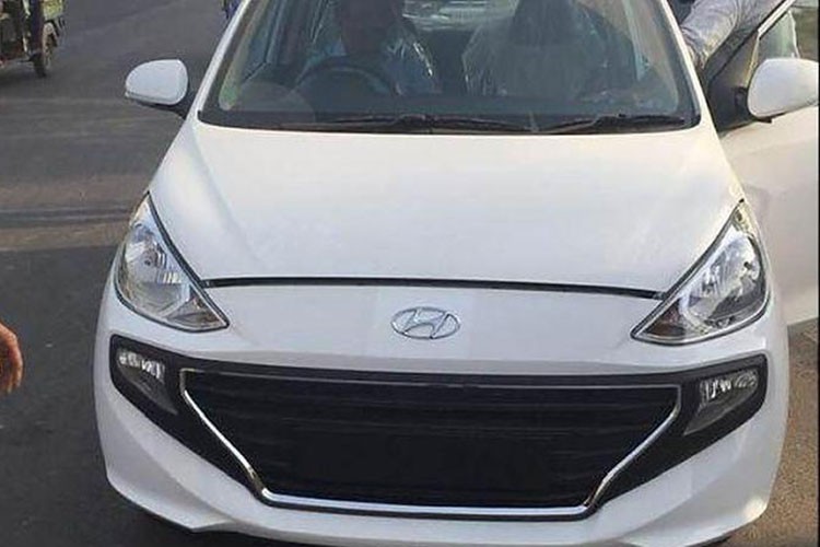 Theo kế hoạch, Hyundai Santro 2019 mới sẽ chính thức trình làng tại thị trường Ấn Độ vào ngày 23/10 tới đây. Tuy nhiên, trước thời điểm ra mắt mẫu xe mới này, những hình ảnh của  xe siêu rẻ Hyundai Santro đã xuất hiện trên mạng xã hội với đầy đủ chi tiết và thông số.