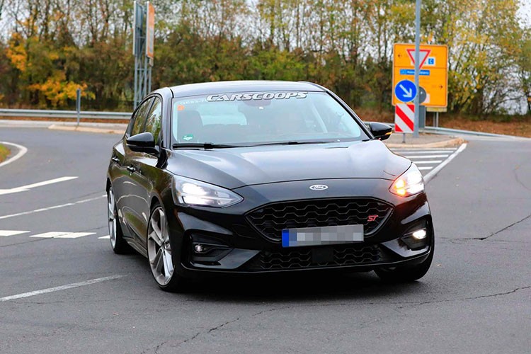 Mẫu  xe Ford Focus ST 2019 đã bị bắt gặp chạy quanh trường đua Nurburgring - Đức, nhiều khả năng đây sẽ là phiên bản chính thức trước khi mẫu xe hatchback thể thao này được mở bán. Thiết kế của Focus mới với trang bị ST làm cho vẻ ngoài thêm sắt nét và đẹp mắt, các hình ảnh nội thất cho thấy xe sử dụng cụm ghế bọc da thể thao Recaro...