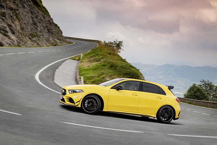 Chiếc hatchback hiệu suất cao  Mercedes-AMG A35 4Matic 2019 được đánh giá là đối thủ đáng gờm của mẫu Audi S3 trước khi phiên bản A45 AMG được giới thiệu. A35 AMG sẽ sử dụng động cơ 2.0L 4 xylanh tăng áp cổng nạp kép cho công suất cực đại 306hp và mô men xoắn 400Nm.