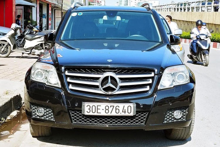 Mẫu  xe sang Mercedes-Benz GLK thuộc phân khúc SUV hạng sang, từng được giới thiệu ra thị trường Việt Nam lần đầu tiên vào năm 2009. Phiên bản nâng cấp của mẫu xe này tiếp tục được ra mắt vào năm 2012 và hiện mẫu xe này đã được thay thế bằng dòng xe GLC hoàn toàn mới.