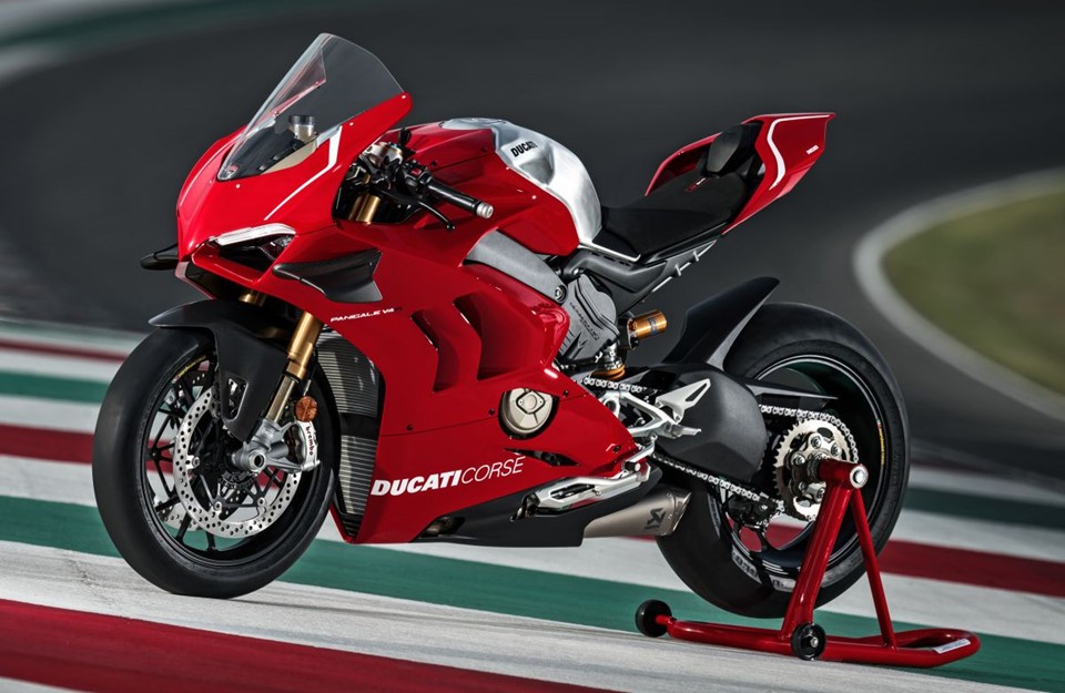 Trước thềm Triển lãm môtô EICMA 2018, hãng xe môtô Ducati đã bất ngờ cho ra mắt phiên bản hiệu năng cao R của dòng superbike Panigale V4.  Ducati Panigale V4 R mới chính là bản thương mại của chiếc xe đua WSBK được hãng xe môtô Ý cho ra mắt hồi tháng trước.