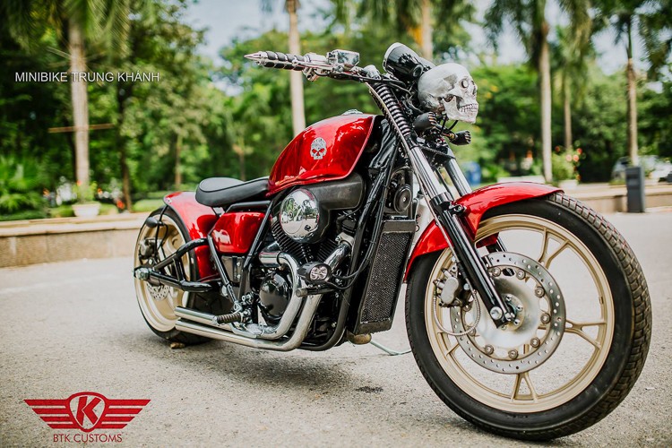 Chiếc xe môtô Honda VRX 400 đời cũ đã qua sử dụng được độ lại theo phong cách Bobber cực chất trong bài viết này, được thực hiện bởi xưởng độ xe máy có tiếng Minibike Trung Khánh đến từ thủ đô Hà Nội.