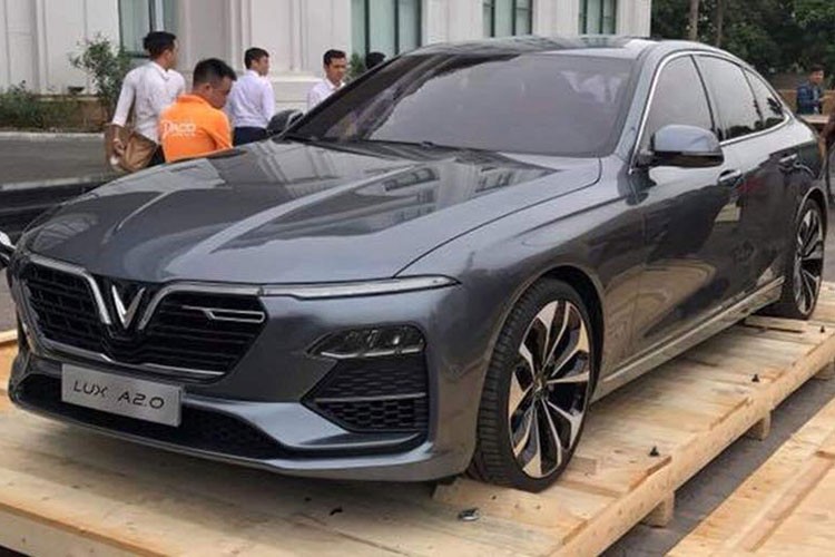 Chiếc  xe sedan VinFast Lux A2.0 được đưa về Việt Nam lần này chính là mẫu xe được trưng bày tại triển lãm Paris Motor Show 2018 hồi tháng 10 vừa qua. Ngoài mẫu sedan Lux A2.0, mẫu SUV Lux SA2.0 cũng được đưa về Việt Nam sau khi triển lãm kết thúc nhưng chưa lộ diện.