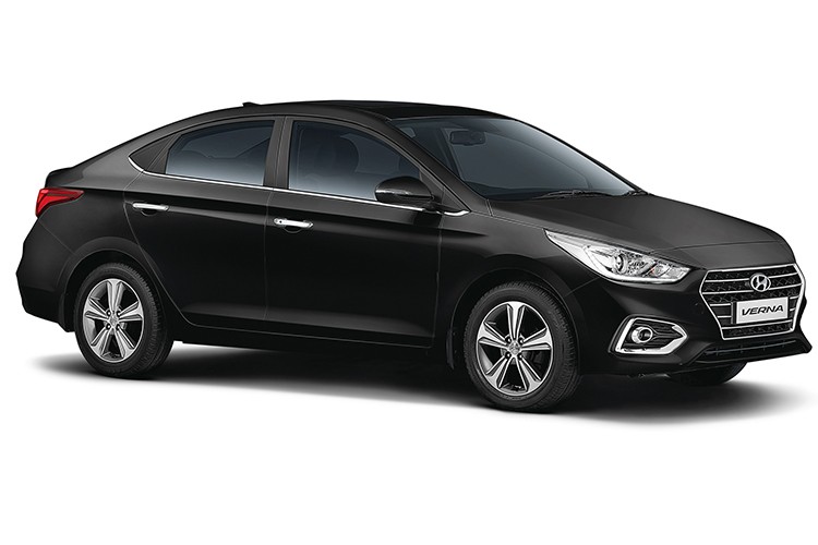 Mẫu  xe Hyundai Verna 2018 vừa bổ sung thêm bản động cơ diesel 1,4 lít mới cho thị trường Ấn Độ. Kích thước chiều dài tổng thể của chiếc xe sedan hạng B này bao gồm chiều dài x rộng tổng thể x chiều cao tổng thể của xe lần lượt là: 4440mm X 1729mm X 1445mm.