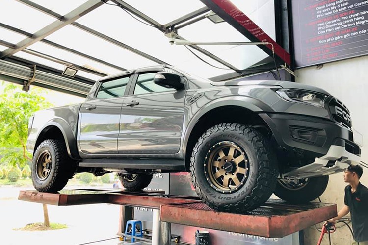  Ford Ranger Raptor 2018 về nguyên bản đã là một chiếc xe được hãng xe Mỹ “độ” sẵn nhiều đồ chơi có giá trị như lốp BFGoodrich đi kèm mâm xe màu đen 17 inch, phuộc Fox chuyên bền bỉ và êm ái, đi kèm nhiều tính năng cao cấp hơn so với bán tải Ranger Wildtrak thường.