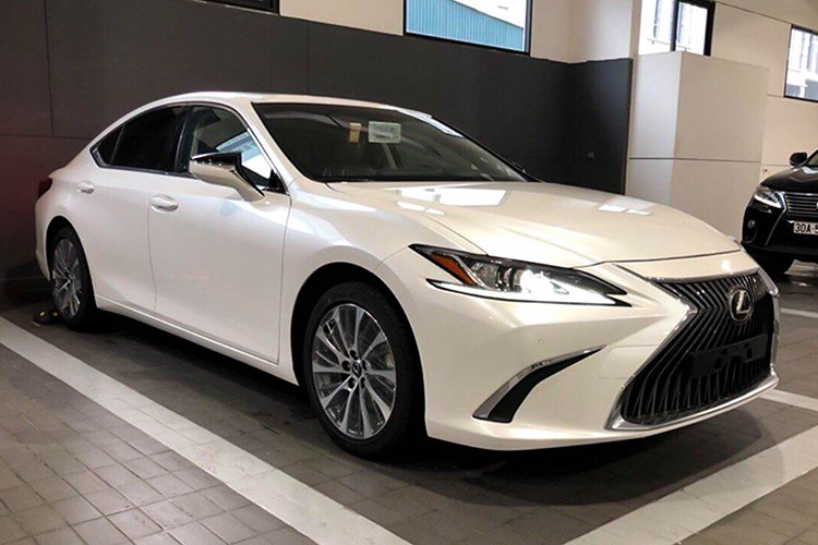 Sau chiếc  xe sang Lexus ES 2019 màu xanh được giới thiệu lần đầu tiên tại Việt Nam ở Triển lãm VMS 2018 vừa qua (nhập về theo diện tạm nhập tái xuất), đến nay thêm một chiếc ES 2019 đầu tiên được đưa về nước được bắt gặp tại một đại lý của Lexus tại TP HCM.