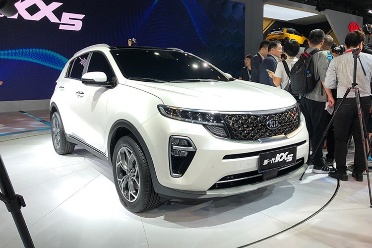 Tại triển lãm Ô tô Quảng Châu 2018, liên doanh Dongfeng Yueda Kia đã chính thức giới thiệu mẫu crossover cỡ C KX5 2019. Trên thực tế,  Kia KX5 2019 mới chính là phiên bản dành riêng cho thị trường Trung Quốc của mẫu xe Sportage quen thuộc.