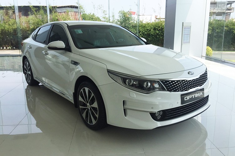 Với giá bán mới, mẫu  xe sedan Kia Optima trở thành chiếc ôtô hạng D rẻ nhất trong phân khúc, thậm chí Optima còn rẻ hơn một số mẫu xe hạng C như Honda Civic hay Toyota Corolla. Các trang bị trên Kia Optima cũng khả ổn, tuy nhiên doanh số của mẫu xe này vẫn chưa đạt như kỳ vọng.