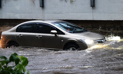 Cách khởi động xe khi bị thủy kích trong mùa mưa bão