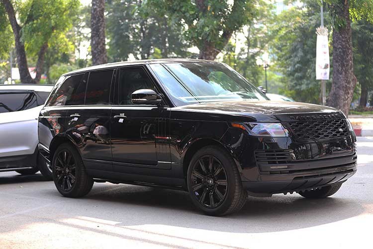  Range Rover HSE 2019 mới là phiên bản nâng cấp giữa dòng đời của của mẫu xe SUV hạng sang Range Rover thế hệ thứ 4. Về tổng thể, xe có kích thước dài x rộng x cao là 5.000 x 2.072 x 1.869 mm và chiều dài cơ sở 2.920 mm với tổng trọng lượng khoảng 2,25 tấn.