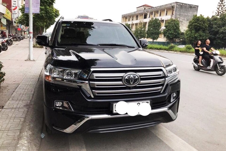 Chiếc  xe Toyota Land Cruiser 2017 nhập khẩu Trung Đông trong bài viết này được chào bán trên diễn đàn xe ôtô đã qua sử dụng tại Hà Nội. Chiếc SUV cỡ lớn này còn khá mới, tình trạng nội và ngoại thất khá nguyên bản. Đây được xem là phiên bản nâng cấp dành cho một số thị trường.