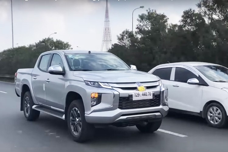  Bán tải Mitsubishi Triton 2019 chính thức được giới thiệu ra thị trường thế giới thông qua triển lãm ôtô Bangkok 2018, Thái Lan vào tháng 11 vừa qua. Mới đây, một vài hình ảnh cho thấy mẫu bán tải này đã xuất hiện tại Việt Nam khi đang lăn bánh chạy thử trên đại lộ Thăng Long, Hà Nội. 