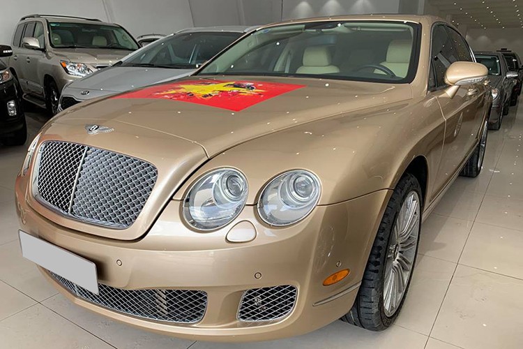 Mới đây, một chiếc  xe siêu sang Bentley Continental Flying Spur Speed đã qua sử dụng được một showroom chuyên mua bán xe cũ rao bán trên mạng xã hội thu hút không ít sự quan tâm của cộng đồng mạng. Nhiều người khá thích thú khi trên nắp capô của chiếc xe siêu sang này còn nguyên đề-can hình ảnh đội tuyển Việt Nam cùng thầy Park Hang-seo.