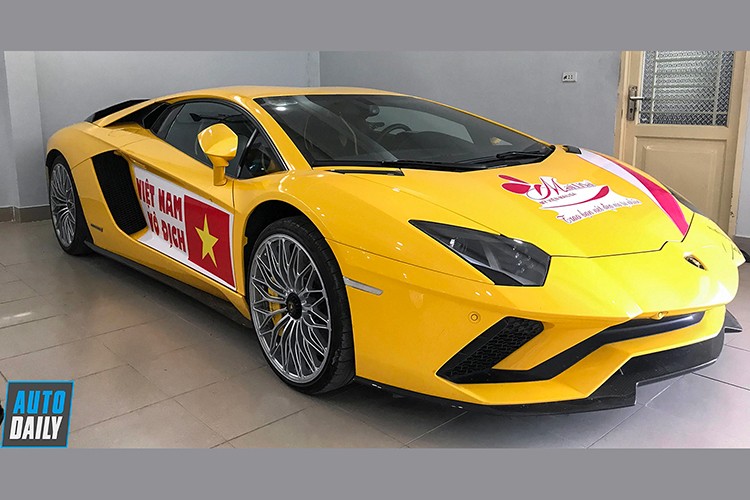 Chiếc  siêu xe Lamborghini Aventador S độc nhất Việt Nam được chủ nhân dán tem Việt Nam Vô Địch.