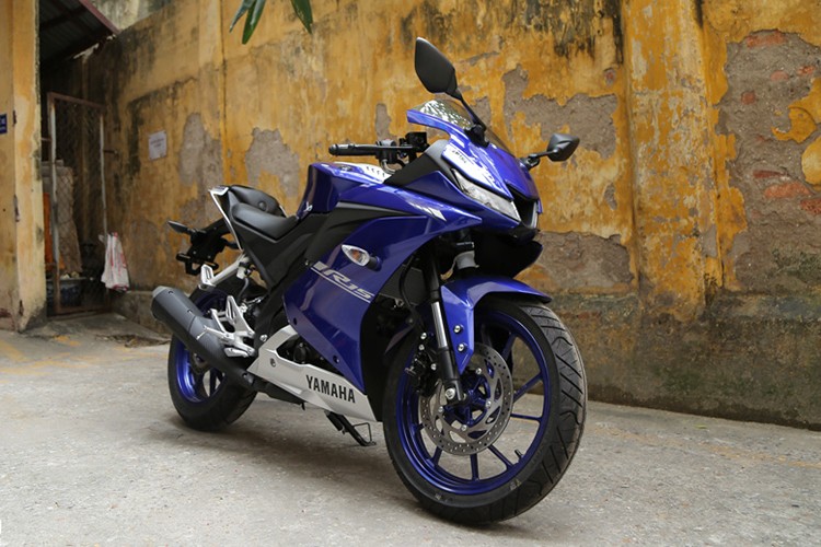 Yamaha Việt Nam vừa thực hiện điều chỉnh giá bán cho mẫu  xe môtô Yamaha R15 mà hãng nhập khẩu từ Indonesia được phân phối chính hãng. Theo đó, Yamaha đã giảm 14 triệu đồng so với mức giá cũ cho mẫu sport bike 150cc, đưa giá niêm yết của xe từ 93 triệu về mức 79 triệu đồng.