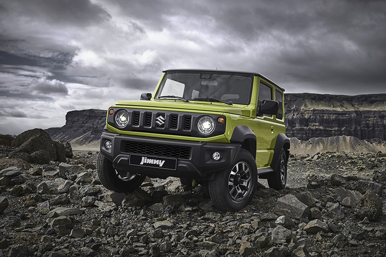 Không chỉ thành công ở thị trường nội địa Nhật Bản,  Suzuki Jimny 2019 mới hiện còn đang chứng tỏ sức hút khó cưỡng ở châu Âu, cụ thể là Anh quốc. Theo giới báo chí tại xứ sở sương mù, ngày càng có nhiều khách hàng tìm đến đại lý để đặt mua Suzuki Jimny 2019 - mặc dù nó vãn bị các chuyên gia đánh giá là kém an toàn và lỗi ở một số chi tiết.