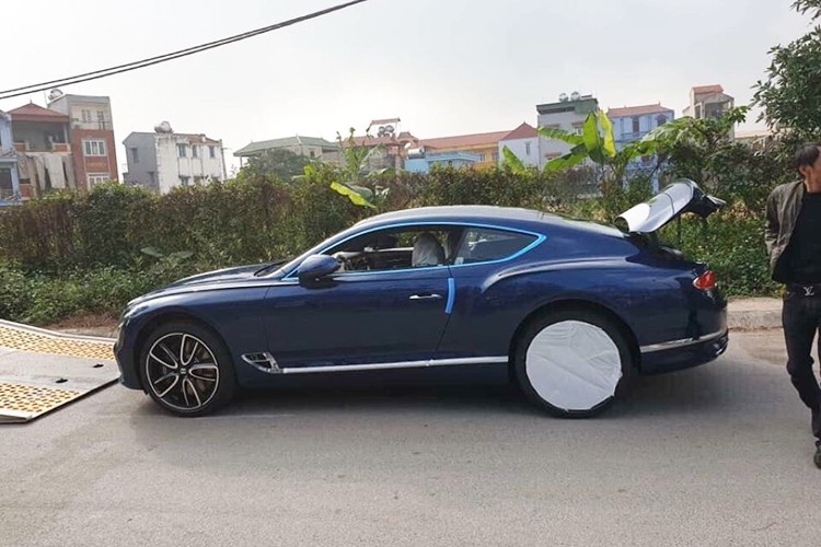 Đây chính là chiếc  xe sang Bentley Continental GT 2018 đầu tiên xuất hiện tại Việt Nam và thuộc diện nhập khẩu chính hãng. Trước đó, trong buổi ra mắt Bentley Flying Spur V8 S vào tháng 11 vừa qua, đơn vị phân phối chính hãng dòng xe Bentley tại Việt Nam đã tiết lộ họ có 1 đơn đặt hàng dành cho mẫu xe Bentley Continental GT 2018.