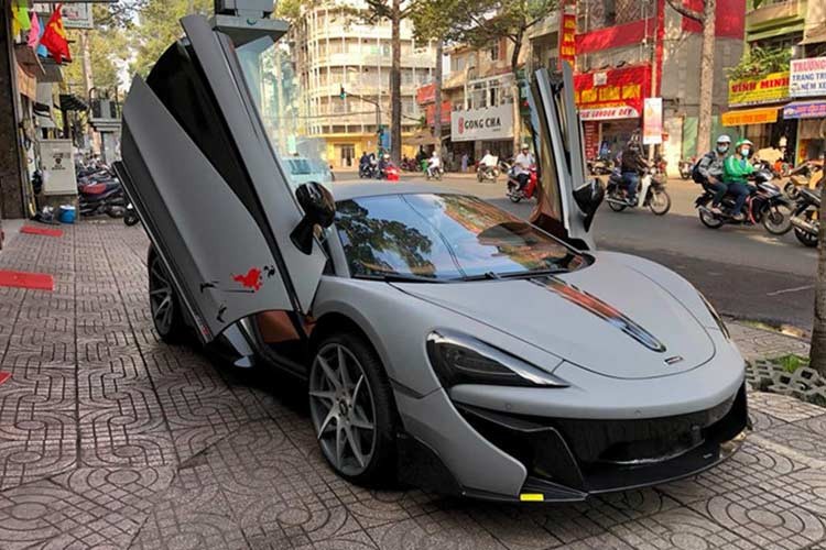 Mới đây, chiếc  siêu xe Mclaren 570S độ độc nhất tại Việt Nam đã tìm thấy chủ nhân mới. Đây là lần thứ 2 siêu phẩm này có người rước về garage. Chủ nhân đầu tiên của siêu xe Mclaren 570S màu ghi xám này không phải ai xa lạ, chính là tay chơi siêu xe đình đám Cường Đô la.