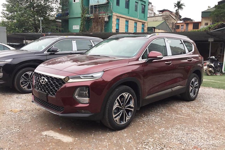 Theo kế hoạch, dòng SUV 7 chỗ  Hyundai SantaFe 2019 mới sẽ chính thức ra mắt Việt Nam vào ngày 9/1/2019. Trước thời điểm này, hãng xe Hyundai đã liên tục chuyển những chiếc SantaFe 2019 lắp ráp trong nước tới các đại lý để chuẩn bị giao cho những khách hàng đầu tiên đặt mua.