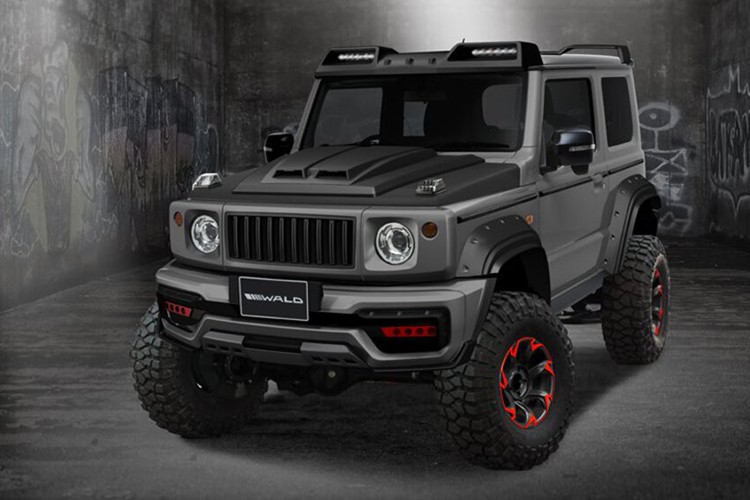 Mẫu  xe Suzuki Jimny 2019 đã lần đầu tiên trình làng tại thị trường Nhật Bản vào hồi tháng 7 năm nay. Chẳng bao lâu sau đó, mẫu SUV "bé hạt tiêu" này đã liên tục được các hãng độ thiết kế những gói phụ kiện dành riêng như Liberty Walk hay DAMD...