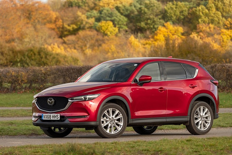 Mấu crossover cỡ nhỏ  Mazda CX-5 2019 mới đã chính thức được mở bán ở một số thị trường. Cụ thể tại Vương quốc Anh, CX-5 2019 có 3 phiên bản gồm SE-L Nav+, Sport Nav+, GT Sport Nav+. Trong đó, mô hình cao cấp nhất GT Sport Nav+ có giá bán lên tới 37.195 bảng Anh (khoảng 47.430 USD - tương đương 1,1 tỷ đồng).