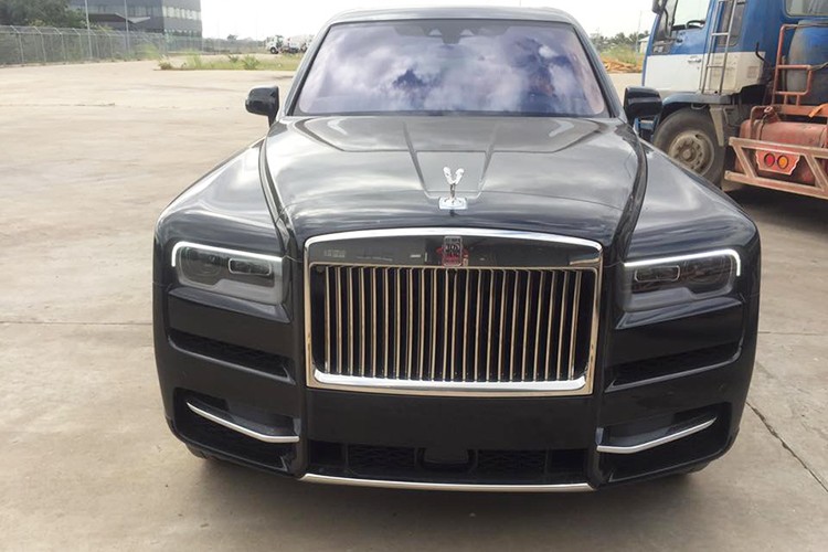 Chiếc SUV siêu sang Rolls-Royce Cullinan mới cập bến Campuchia do một công ty nhập khẩu tư nhân đưa về nước. Như vậy kể từ cuối năm 2018 cho đến này, đất nước "láng giềng" của Việt Nam đã có ít nhất 2 chiếc Cullinan trong khi nhà giàu Việt vẫn đang chờ đợi chiếc đầu tiên.