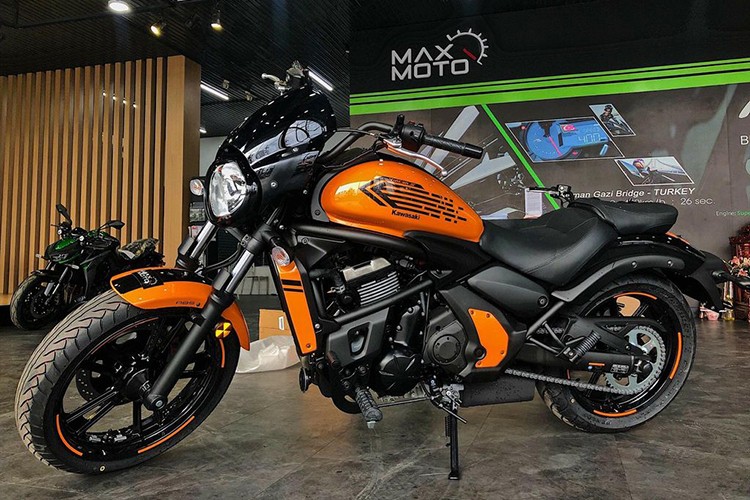 Với tạo hình mới mang phong cách của một mẫu xe cổ điển, Kawasaki Vulcan S phiên bản Cafe đã để lại ấn tượng mạnh với những người đam mê môtô phân khối lớn nhưng lại yêu thích sự xê dịch trên những dòng xe hoài cổ lãng tử. Mới đây, phiên bản  Kawasaki Vulcan S Cafe 2019 đã chính thức có mặt tại Việt Nam.