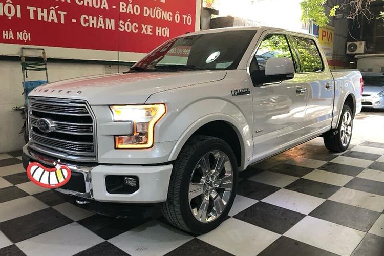  Siêu bán tải Ford F-150 là một trong những dòng xe bán tải được ưa chuộng nhất tại Mỹ. Phiên bản giới hạn, cao cấp nhất của dòng xe này từng được nhập khẩu về Việt Nam khá nhiều vào khoảng năm 2016 đến nay. Mới đây, một chủ nhân tại Hà Nội rao bán chiếc xe bán tải "hạng nặng" này chỉ sau khoảng hai năm sử dụng.