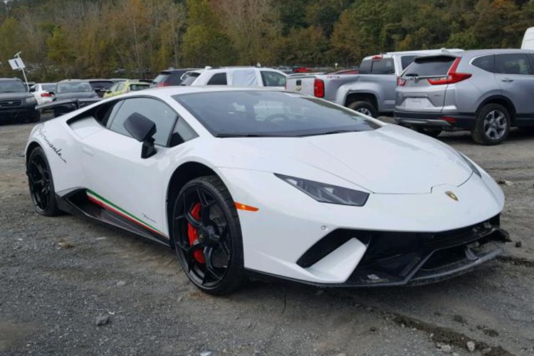 Chiếc  siêu xe Lamborghini Huracan Performante đang rao bán trên trang Copart với giá khởi điểm chỉ từ 73.500 đô la (tương đương 1,7 tỷ đồng" đã gây không ít bất ngờ, xe chỉ mới lăn bánh được 4.261 km. So với giá bán lên đến 316.000 đô la của Lamborghini Huracan Performante mới, rõ ràng, mức rao bán của "siêu bò" này thấp hơn 1/4, đây là 1 điều kỳ lạ.