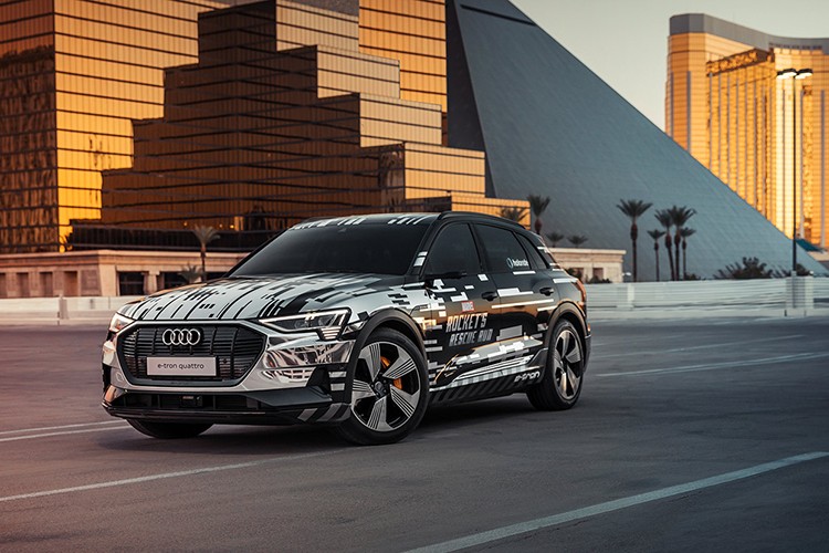 Trong loạt xe  ôtô công nghệ tại CES 2019, Audi E-Tron sử dụng hệ dẫn động bốn bánh quattro với hai động cơ điện, một gắn ở phía trước và một phía sau, tổng công suất 300 mã lực, mô men xoắn 664 Nm, cho phép xe chạy nước rút từ 0-100 km/h trong 5,7 giây, tốc độ tối đa 200 km/h. Xe sử dụng bộ pin 95 kWh có thể sạc 80% trong khoảng 30 phút khi dùng bộ sạc nhanh DC 150 kW.