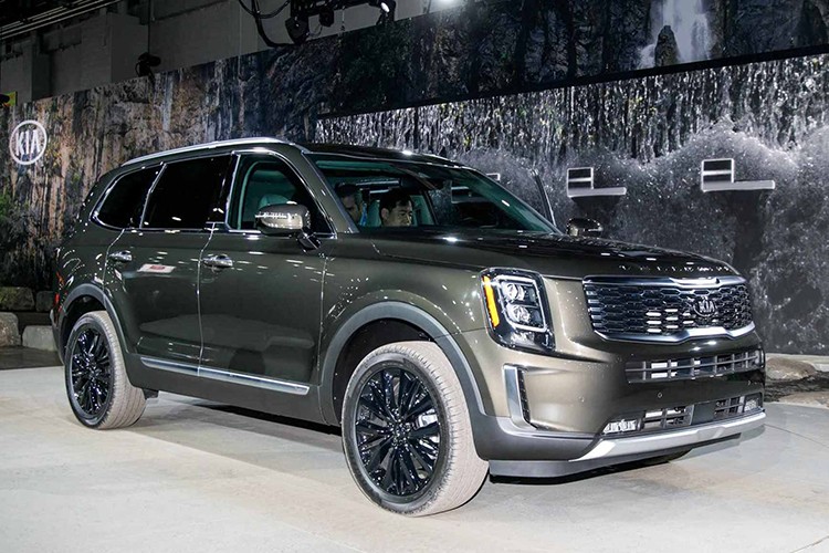 Cũng giống như người đồng hương Hyundai Palisade, Kia Telluride 2020 mới cũng được ra mắt đầu tiên tại thị trường Mỹ trong khuôn khổ triển lãm ôtô Quốc Tế Bắc Mỹ 2019. Đây là chiếc SUV 3 hàng ghế 8 chỗ cạnh tranh trực tiếp với các đối thủ như: Ford Explorer, Mazda CX-9, Toyota Highlander hay Subaru Ascent trong phân khúc SUV cỡ trung.