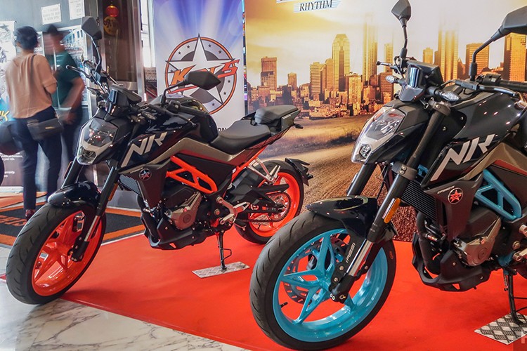 Mẫu  xe máy Tàu nhái KTM này mang tên CFMoto 250 NK 2019, được sản xuất tại Trung Quốc vừa chính thức ra mắt tại thị trường Malaysia. Xe có hai phiên bản gồm bản tiêu chuẩn có giá 12.800 RM (tương đương 72,1 triệu đồng) và 250 NK SE với giá 13.800 RM (tương đương 77,8 triệu đồng), có thêm ABS và màn hình TFT-LCD.