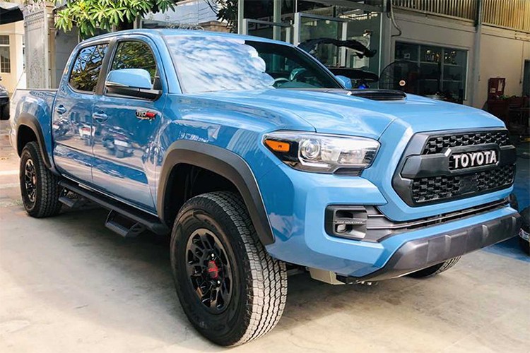 Chiếc  Toyota Tacoma TRD Pro 4x4 2018 mới được nhạp khẩu về TP HCM là mẫu xe bán tải thuộc diện hàng hiếm với số lượng đang có mặt tại Việt Nam chỉ với 2 chiếc. Điểm đáng chú ý trên mẫu xe này chính là xe được đăng ký dưới dạng xe con, vì vậy, xe có niên hạn sử dụng lên tới 25 năm thay vì 20 năm như các mẫu xe bán tải khác.