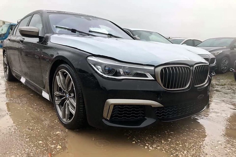 Dòng 7-Series của BMW vốn đã quá nổi danh trong giới xe sang toàn cầu khi sánh ngang các đối thủ sừng sỏ như S-Class của Mercedes-Benz, Audi A8L hay Lexus LS500h... Nhưng với  BMW M760Li xDrive G12 mới lại hoàn toàn khác, mẫu xe này vừa chính thức được nhà phân phối THACO đưa về Việt Nam để chuẩn bị ra mắt.